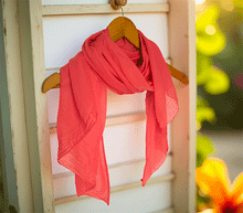 Naložite sliko v pregledovalnik galerije, ženski šal poletni šali enobarvni modni sal rdeč rdeca sali prehodni sal bombaž bombaz svila ugodni ženski šali moda modni dodatki udoben šal mehek sal jesenski šal modni dodatek ženski šal naravni material spomladanski šal šali za občutljivo kožo