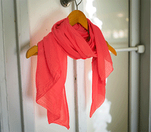 Naložite sliko v pregledovalnik galerije, ženski šal poletni šali enobarvni modni sal rdeč rdeca sali prehodni sal bombaž bombaz svila ugodni ženski šali moda modni dodatki udoben šal mehek sal jesenski šal modni dodatek ženski šal naravni material spomladanski šal šali za občutljivo kožo