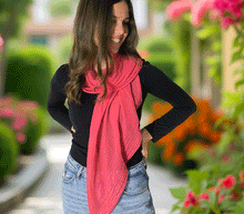 Naložite sliko v pregledovalnik galerije, ženski šal poletni šali enobarvni modni sal rdeč rdeca sali prehodni sal bombaž bombaz svila ugodni ženski šali moda modni dodatki udoben šal mehek sal jesenski šal modni dodatek ženski šal naravni material spomladanski šal šali za občutljivo kožo