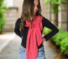 Naložite sliko v pregledovalnik galerije, ženski šal poletni šali enobarvni modni sal rdeč rdeca sali prehodni sal bombaž bombaz svila ugodni ženski šali moda modni dodatki udoben šal mehek sal jesenski šal modni dodatek ženski šal naravni material spomladanski šal šali za občutljivo kožo