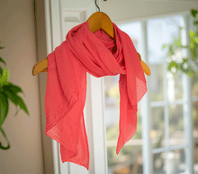 Naložite sliko v pregledovalnik galerije, ženski šal poletni šali enobarvni modni sal rdeč rdeca sali prehodni sal bombaž bombaz svila ugodni ženski šali moda modni dodatki udoben šal mehek sal jesenski šal modni dodatek ženski šal naravni material spomladanski šal šali za občutljivo kožo