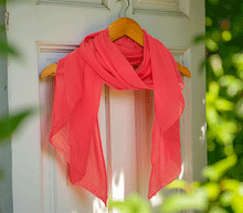 Naložite sliko v pregledovalnik galerije, ženski šal poletni šali enobarvni modni sal rdeč rdeca sali prehodni sal bombaž bombaz svila ugodni ženski šali moda modni dodatki udoben šal mehek sal jesenski šal modni dodatek ženski šal naravni material spomladanski šal šali za občutljivo kožo