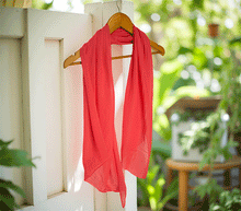 Naložite sliko v pregledovalnik galerije, ženski šal poletni šali enobarvni modni sal rdeč rdeca sali prehodni sal bombaž bombaz svila ugodni ženski šali moda modni dodatki udoben šal mehek sal jesenski šal modni dodatek ženski šal naravni material spomladanski šal šali za občutljivo kožo