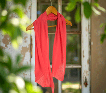 Naložite sliko v pregledovalnik galerije, ženski šal poletni šali enobarvni modni sal rdeč rdeca sali prehodni sal bombaž bombaz svila ugodni ženski šali moda modni dodatki udoben šal mehek sal jesenski šal modni dodatek ženski šal naravni material spomladanski šal šali za občutljivo kožo