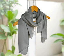 Naložite sliko v pregledovalnik galerije, ženski šal poletni šali enobarvni siva modni sal sali prehodni sal siv bombaž bombaz svila ženski šali moda modni dodatki udoben šal mehek sal jesenski šal modni dodatek ženski šal