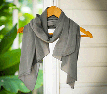 Naložite sliko v pregledovalnik galerije, ženski šal poletni šali enobarvni siva modni sal sali prehodni sal siv bombaž bombaz svila ženski šali moda modni dodatki udoben šal mehek sal jesenski šal modni dodatek ženski šal