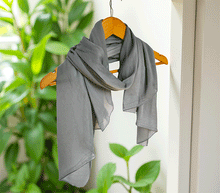 Naložite sliko v pregledovalnik galerije, ženski šal poletni šali enobarvni siva modni sal sali prehodni sal siv bombaž bombaz svila ženski šali moda modni dodatki udoben šal mehek sal jesenski šal modni dodatek ženski šal