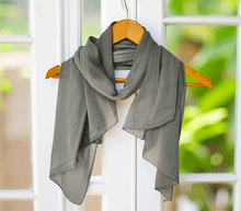 Naložite sliko v pregledovalnik galerije, ženski šal poletni šali enobarvni siva modni sal sali prehodni sal siv bombaž bombaz svila ženski šali moda modni dodatki udoben šal mehek sal jesenski šal modni dodatek ženski šal