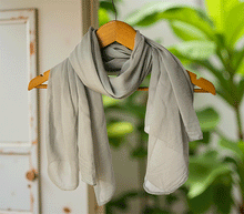 Naložite sliko v pregledovalnik galerije, ženski šal poletni šali enobarvni siva modni sal sali prehodni sal siv bombaž bombaz svila ženski šali moda modni dodatki udoben šal mehek sal jesenski šal modni dodatek ženski šal