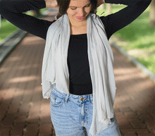 Naložite sliko v pregledovalnik galerije, ženski šal poletni šali enobarvni siva modni sal sali prehodni sal siv bombaž bombaz svila ženski šali moda modni dodatki udoben šal mehek sal jesenski šal modni dodatek ženski šal