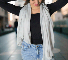 Naložite sliko v pregledovalnik galerije, ženski šal poletni šali enobarvni siva modni sal sali prehodni sal siv bombaž bombaz svila ženski šali moda modni dodatki udoben šal mehek sal jesenski šal modni dodatek ženski šal