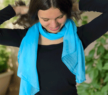 Naložite sliko v pregledovalnik galerije, ženski šal poletni šali enobarvni modni sal modra sali prehodni sal bombaž bombaz svila ugodni ženski šali moda modni dodatki udoben šal mehek sal jesenski šal modni dodatek ženski šal naravni material spomladanski šal šali za občutljivo kožo