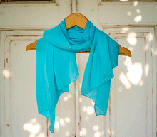 Naložite sliko v pregledovalnik galerije, ženski šal poletni šali enobarvni modni sal modra sali prehodni sal bombaž bombaz svila ugodni ženski šali moda modni dodatki udoben šal mehek sal jesenski šal modni dodatek ženski šal naravni material spomladanski šal šali za občutljivo kožo