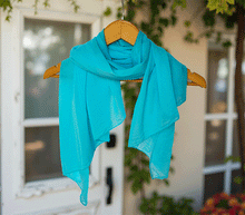 Naložite sliko v pregledovalnik galerije, ženski šal poletni šali enobarvni modni sal modra sali prehodni sal bombaž bombaz svila ugodni ženski šali moda modni dodatki udoben šal mehek sal jesenski šal modni dodatek ženski šal naravni material spomladanski šal šali za občutljivo kožo