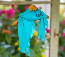 Naložite sliko v pregledovalnik galerije, ženski šal poletni šali enobarvni modni sal modra sali prehodni sal bombaž bombaz svila ugodni ženski šali moda modni dodatki udoben šal mehek sal jesenski šal modni dodatek ženski šal naravni material spomladanski šal šali za občutljivo kožo