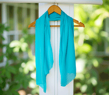 Naložite sliko v pregledovalnik galerije, ženski šal poletni šali enobarvni modni sal modra sali prehodni sal bombaž bombaz svila ugodni ženski šali moda modni dodatki udoben šal mehek sal jesenski šal modni dodatek ženski šal naravni material spomladanski šal šali za občutljivo kožo