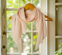 Naložite sliko v pregledovalnik galerije, ženski šal poletni šali enobarvni modni sal rozna sali prehodni sal bombaž bombaz svila ugodni ženski šali moda modni dodatki udoben šal mehek sal jesenski šal modni dodatek ženski šal naravni material spomladanski šal šali za občutljivo kožo