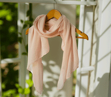 Naložite sliko v pregledovalnik galerije, ženski šal poletni šali enobarvni modni sal rozna sali prehodni sal bombaž bombaz svila ugodni ženski šali moda modni dodatki udoben šal mehek sal jesenski šal modni dodatek ženski šal naravni material spomladanski šal šali za občutljivo kožo