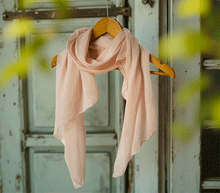 Naložite sliko v pregledovalnik galerije, ženski šal poletni šali enobarvni modni sal rozna sali prehodni sal bombaž bombaz svila ugodni ženski šali moda modni dodatki udoben šal mehek sal jesenski šal modni dodatek ženski šal naravni material spomladanski šal šali za občutljivo kožo