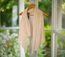 Naložite sliko v pregledovalnik galerije, ženski šal poletni šali enobarvni modni sal rozna sali prehodni sal bombaž bombaz svila ugodni ženski šali moda modni dodatki udoben šal mehek sal jesenski šal modni dodatek ženski šal naravni material spomladanski šal šali za občutljivo kožo