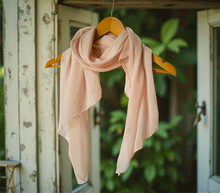 Naložite sliko v pregledovalnik galerije, ženski šal poletni šali enobarvni modni sal rozna sali prehodni sal bombaž bombaz svila ugodni ženski šali moda modni dodatki udoben šal mehek sal jesenski šal modni dodatek ženski šal naravni material spomladanski šal šali za občutljivo kožo