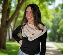 Naložite sliko v pregledovalnik galerije, ženski šal poletni šali enobarvni modni sal rozna sali prehodni sal bombaž bombaz svila ugodni ženski šali moda modni dodatki udoben šal mehek sal jesenski šal modni dodatek ženski šal naravni material spomladanski šal šali za občutljivo kožo