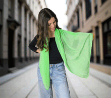 Naložite sliko v pregledovalnik galerije, ženski šal poletni šali enobarvni zelen modni sal sali prehodni sal bombaž bombaz svila ugodni ženski šali moda modni dodatki udoben šal mehek sal jesenski šal modni dodatek ženski šal naravni material spomladanski šal šali