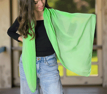 Naložite sliko v pregledovalnik galerije, ženski šal poletni šali enobarvni zelen modni sal sali prehodni sal bombaž bombaz svila ugodni ženski šali moda modni dodatki udoben šal mehek sal jesenski šal modni dodatek ženski šal naravni material spomladanski šal šali