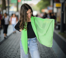 Naložite sliko v pregledovalnik galerije, ženski šal poletni šali enobarvni zelen modni sal sali prehodni sal bombaž bombaz svila ugodni ženski šali moda modni dodatki udoben šal mehek sal jesenski šal modni dodatek ženski šal naravni material spomladanski šal šali