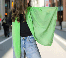 Naložite sliko v pregledovalnik galerije, ženski šal poletni šali enobarvni zelen modni sal sali prehodni sal bombaž bombaz svila ugodni ženski šali moda modni dodatki udoben šal mehek sal jesenski šal modni dodatek ženski šal naravni material spomladanski šal šali