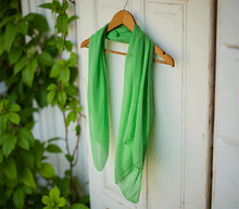 Naložite sliko v pregledovalnik galerije, ženski šal poletni šali enobarvni zelen modni sal sali prehodni sal bombaž bombaz svila ugodni ženski šali moda modni dodatki udoben šal mehek sal jesenski šal modni dodatek ženski šal naravni material spomladanski šal šali