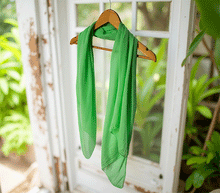 Naložite sliko v pregledovalnik galerije, ženski šal poletni šali enobarvni zelen modni sal sali prehodni sal bombaž bombaz svila ugodni ženski šali moda modni dodatki udoben šal mehek sal jesenski šal modni dodatek ženski šal naravni material spomladanski šal šali