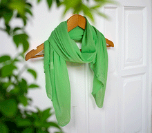 Naložite sliko v pregledovalnik galerije, ženski šal poletni šali enobarvni zelen modni sal sali prehodni sal bombaž bombaz svila ugodni ženski šali moda modni dodatki udoben šal mehek sal jesenski šal modni dodatek ženski šal naravni material spomladanski šal šali