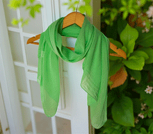 Naložite sliko v pregledovalnik galerije, ženski šal poletni šali enobarvni zelen modni sal sali prehodni sal bombaž bombaz svila ugodni ženski šali moda modni dodatki udoben šal mehek sal jesenski šal modni dodatek ženski šal naravni material spomladanski šal šali