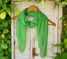 Naložite sliko v pregledovalnik galerije, ženski šal poletni šali enobarvni zelen modni sal sali prehodni sal bombaž bombaz svila ugodni ženski šali moda modni dodatki udoben šal mehek sal jesenski šal modni dodatek ženski šal naravni material spomladanski šal šali