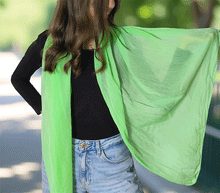 Naložite sliko v pregledovalnik galerije, ženski šal poletni šali enobarvni zelen modni sal sali prehodni sal bombaž bombaz svila ugodni ženski šali moda modni dodatki udoben šal mehek sal jesenski šal modni dodatek ženski šal naravni material spomladanski šal šali