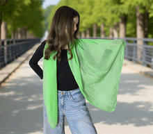 Naložite sliko v pregledovalnik galerije, ženski šal poletni šali enobarvni zelen modni sal sali prehodni sal bombaž bombaz svila ugodni ženski šali moda modni dodatki udoben šal mehek sal jesenski šal modni dodatek ženski šal naravni material spomladanski šal šali