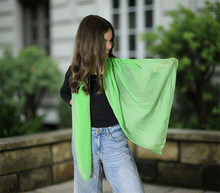 Naložite sliko v pregledovalnik galerije, ženski šal poletni šali enobarvni zelen modni sal sali prehodni sal bombaž bombaz svila ugodni ženski šali moda modni dodatki udoben šal mehek sal jesenski šal modni dodatek ženski šal naravni material spomladanski šal šali