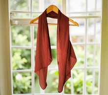 Naložite sliko v pregledovalnik galerije, ženski šal poletni šali enobarvni temno rdeča modni sal sali prehodni sal vinsko rdeca bombaž bombaz svila ženski šali moda modni dodatki udoben šal mehek sal jesenski šal modni dodatek ženski šal