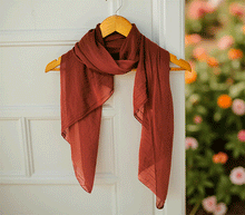 Naložite sliko v pregledovalnik galerije, ženski šal poletni šali enobarvni temno rdeča modni sal sali prehodni sal vinsko rdeca bombaž bombaz svila ženski šali moda modni dodatki udoben šal mehek sal jesenski šal modni dodatek ženski šal