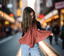 Naložite sliko v pregledovalnik galerije, ženski šal poletni šali enobarvni temno rdeča modni sal sali prehodni sal vinsko rdeca bombaž bombaz svila ženski šali moda modni dodatki udoben šal mehek sal jesenski šal modni dodatek ženski šal