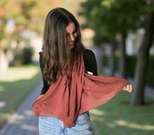 Naložite sliko v pregledovalnik galerije, ženski šal poletni šali enobarvni temno rdeča modni sal sali prehodni sal vinsko rdeca bombaž bombaz svila ženski šali moda modni dodatki udoben šal mehek sal jesenski šal modni dodatek ženski šal