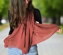 Naložite sliko v pregledovalnik galerije, ženski šal poletni šali enobarvni temno rdeča modni sal sali prehodni sal vinsko rdeca bombaž bombaz svila ugodni ženski šali moda modni dodatki udoben šal mehek sal jesenski šal modni dodatek ženski šal naravni material