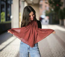 Naložite sliko v pregledovalnik galerije, ženski šal poletni šali enobarvni temno rdeča modni sal sali prehodni sal vinsko rdeca bombaž bombaz svila ženski šali moda modni dodatki udoben šal mehek sal jesenski šal modni dodatek ženski šal