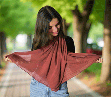 Naložite sliko v pregledovalnik galerije, ženski šal poletni šali enobarvni temno rdeča modni sal sali prehodni sal vinsko rdeca bombaž bombaz svila ženski šali moda modni dodatki udoben šal mehek sal jesenski šal modni dodatek ženski šal