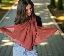 Naložite sliko v pregledovalnik galerije, ženski šal poletni šali enobarvni temno rdeča modni sal sali prehodni sal vinsko rdeca bombaž bombaz svila ženski šali moda modni dodatki udoben šal mehek sal jesenski šal modni dodatek ženski šal