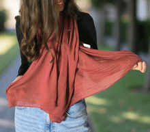 Naložite sliko v pregledovalnik galerije, ženski šal poletni šali enobarvni temno rdeča modni sal sali prehodni sal vinsko rdeca bombaž bombaz svila ženski šali moda modni dodatki udoben šal mehek sal jesenski šal modni dodatek ženski šal