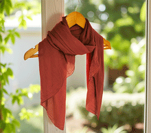 Naložite sliko v pregledovalnik galerije, ženski šal poletni šali enobarvni temno rdeča modni sal sali prehodni sal vinsko rdeca bombaž bombaz svila ženski šali moda modni dodatki udoben šal mehek sal jesenski šal modni dodatek ženski šal