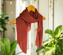 Naložite sliko v pregledovalnik galerije, ženski šal poletni šali enobarvni temno rdeča modni sal sali prehodni sal vinsko rdeca bombaž bombaz svila ženski šali moda modni dodatki udoben šal mehek sal jesenski šal modni dodatek ženski šal