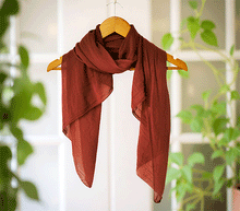 Naložite sliko v pregledovalnik galerije, ženski šal poletni šali enobarvni temno rdeča modni sal sali prehodni sal vinsko rdeca bombaž bombaz svila ženski šali moda modni dodatki udoben šal mehek sal jesenski šal modni dodatek ženski šal